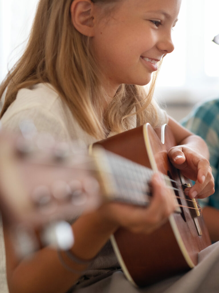 Enfant en train de jouer de la guitare