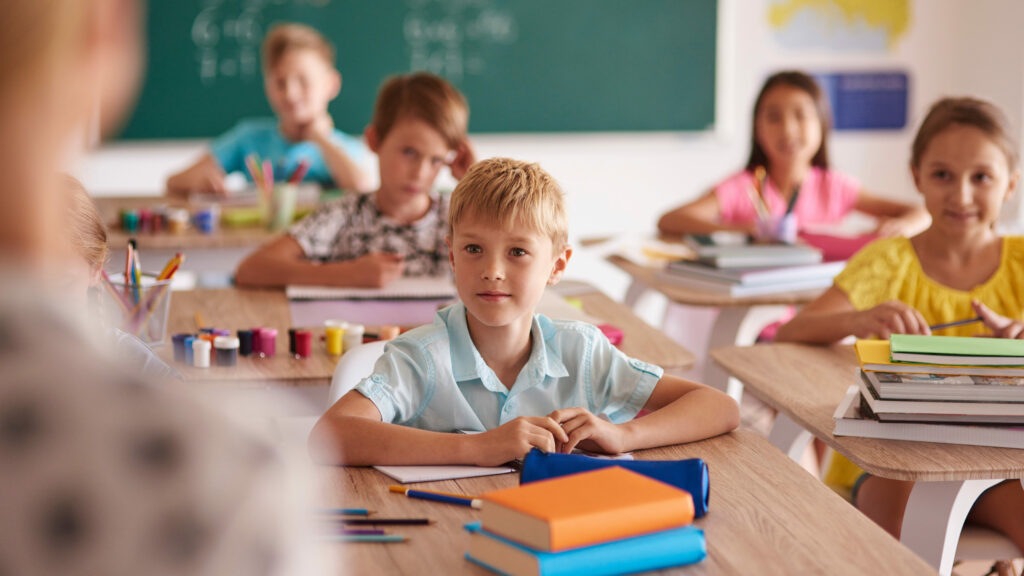 Enfants attentifs en classe